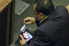 Indonésie: un député regarde un film porno en plein parlement Indonésie: un député regarde un film porno en plein parlement